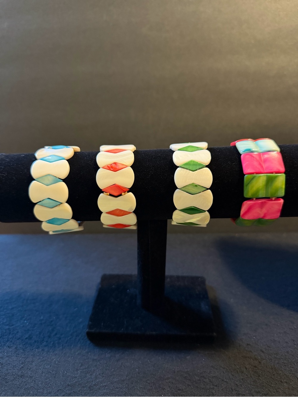 Set of 4 Stretch Colored Shell Bracelets